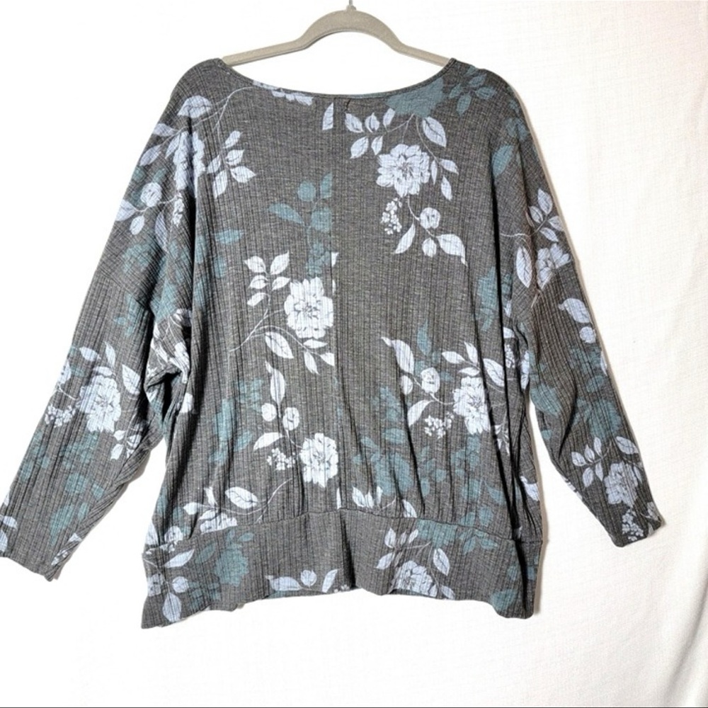 Maurice’s long sleeve floral  faux wrap shirt in gray and teal size XXL - Picture 4 of 5